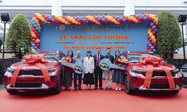 Đại diện công ty Yến sào Khánh Hòa trao tặng 2 giải Nhì cho khách hàng may mắn của chương trình.