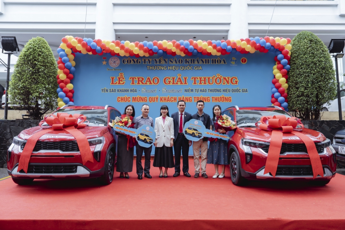 Đại diện công ty Yến sào Khánh Hòa trao tặng 2 giải Nhì cho khách hàng may mắn của chương trình.