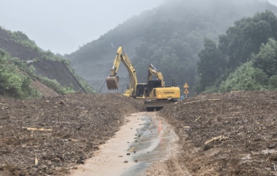 Các đơn vị thi công khắc phục sạt lở tại cao tốc La Sơn -Túy Loan.