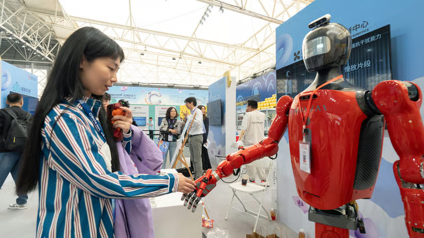 Các ứng dụng AI tại Trung Quốc sở hữu lượng người dùng lớn nhờ quy mô dân số. Ảnh: The Economist