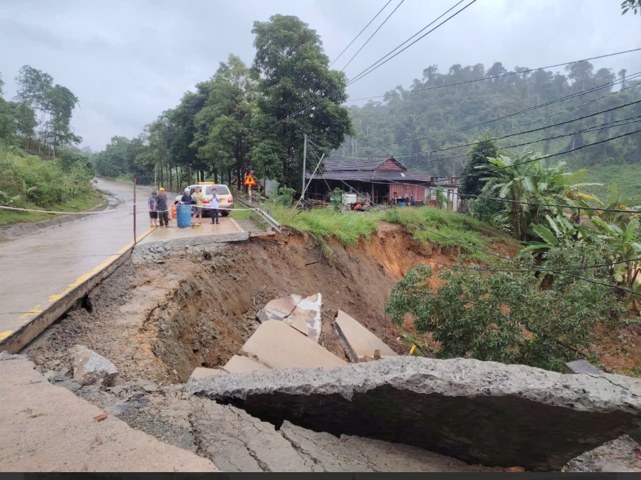 Nhiều công trình giao thông tại Quảng Ngãi bị tàn phá do mưa lũ