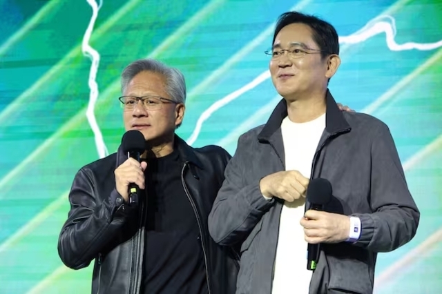 Giám đốc điều hành NVIDIA Jensen Huang cùng Chủ tịch Samsung Electronics Lee Jae-yong tại một sự kiện ngày 30/10.  