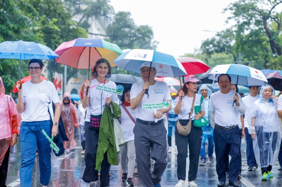 Mặc dù trời mưa, nhưng Các đại biểu vẫn đi dạo trên phố đi bộ quanh Hồ Gươm.