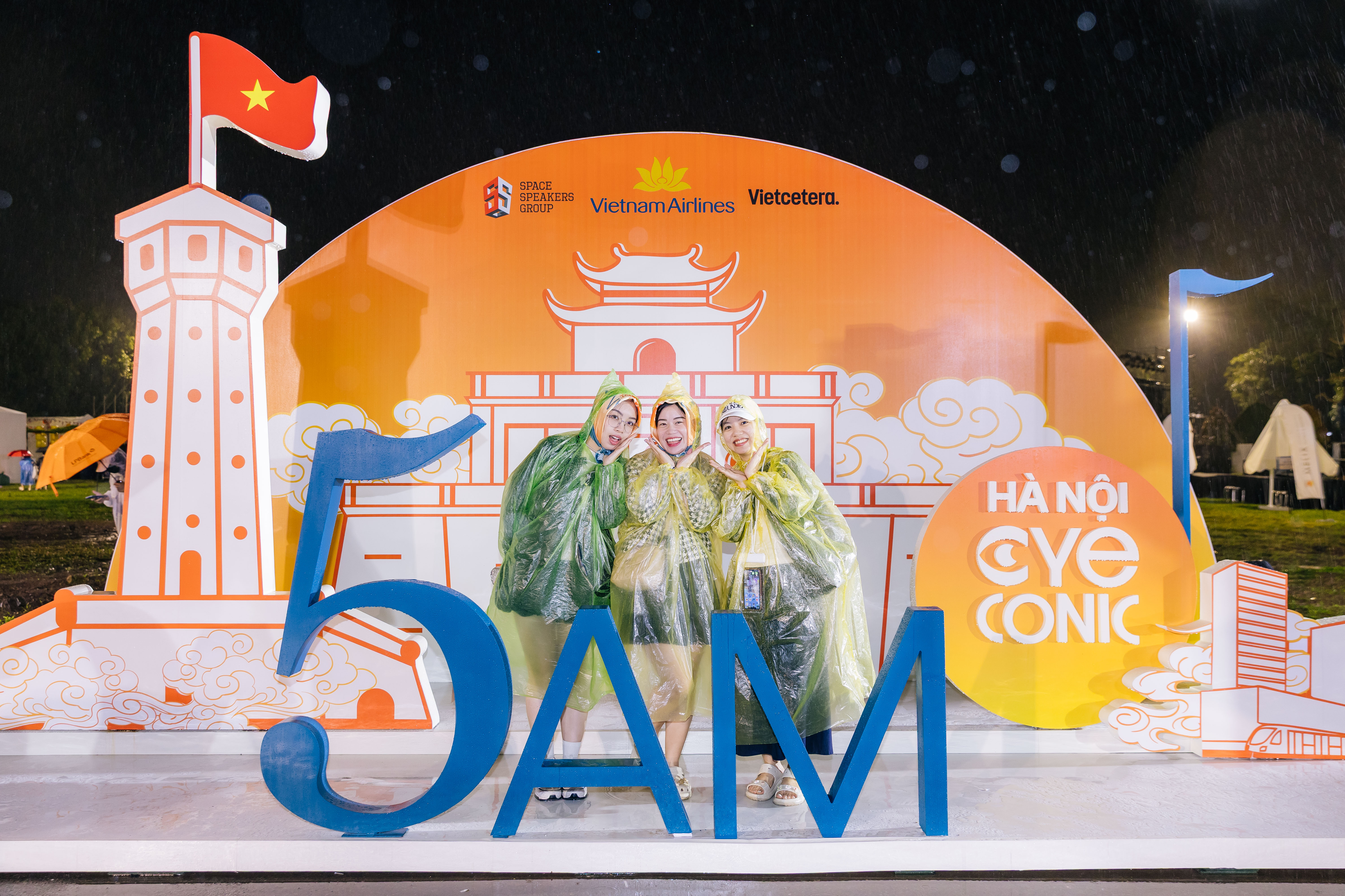 Mặc dù trời mưa, rất nhiều bạn trẻ thủ đô đã tới check in từ nửa đêm.