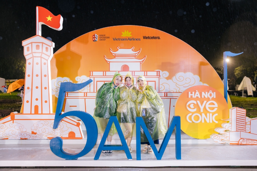 Mặc dù trời mưa, rất nhiều bạn trẻ thủ đô đã tới check in từ nửa đêm.