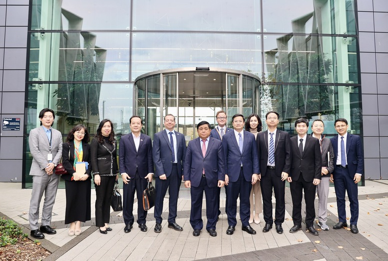 Phó Thủ tướng Nguyễn Chí Dũng và các thành viên đoàn công tác của Chính phủ chụp ảnh lưu niệm cùng lãnh đạo Tập đoàn ARM - Ảnh: VGP.