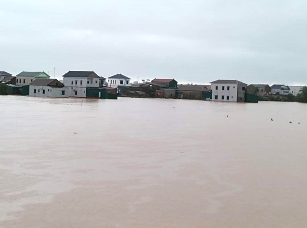 Theo thống kê sơ bộ, Hà Tĩnh đã có 4.292 ngôi nhà bị ngập lụt