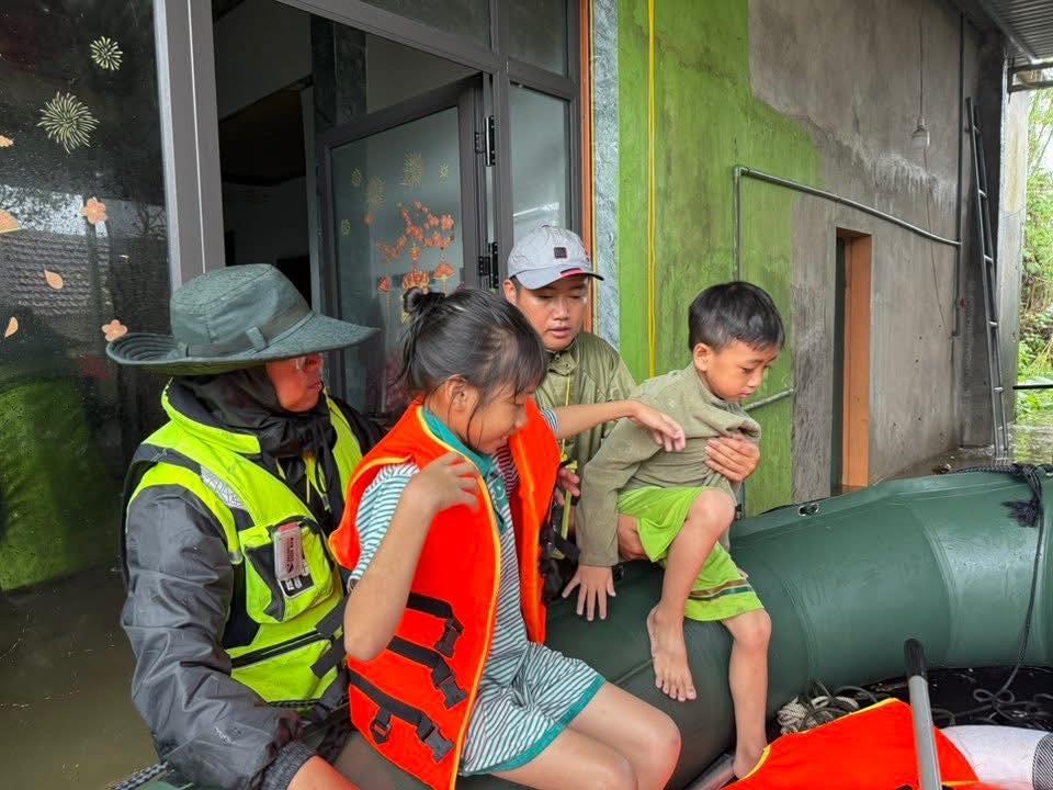 Người già và trẻ em được ưu tiên sơ tán trước khi nước lũ dâng cao