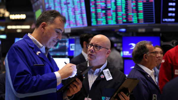 Chứng khoán Mỹ tăng điểm nhờ cổ phiếu Amazon bùng nổ, giá dầu biến động vì tin Venezuela