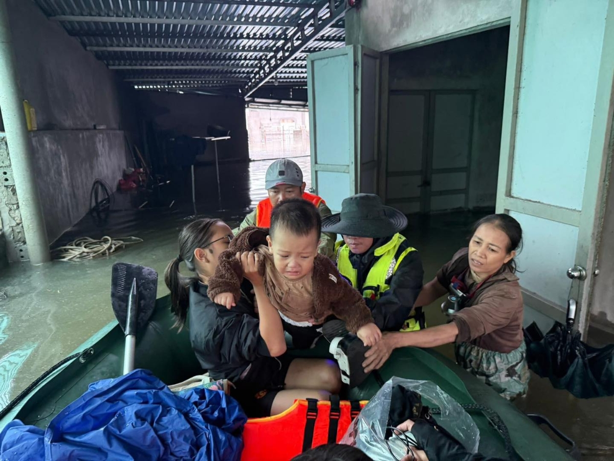 Lực lượng chức năng khẩn trương sơ tán người già, trẻ nhỏ đến nơi an toàn