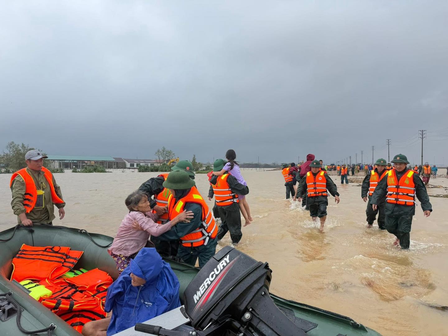 Trước tình hình mưa lớn diễn biến phức tạp, các địa phương trong tỉnh đã sơ tán 1.610 hộ dân với 3.864 người đến nơi an toàn. 