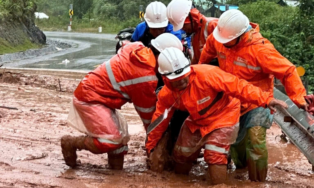 Cán bộ, công nhân Tổng công ty Điện lực miền Trung nỗ lực sửa chữa lưới điện ngay sau khi lũ rút