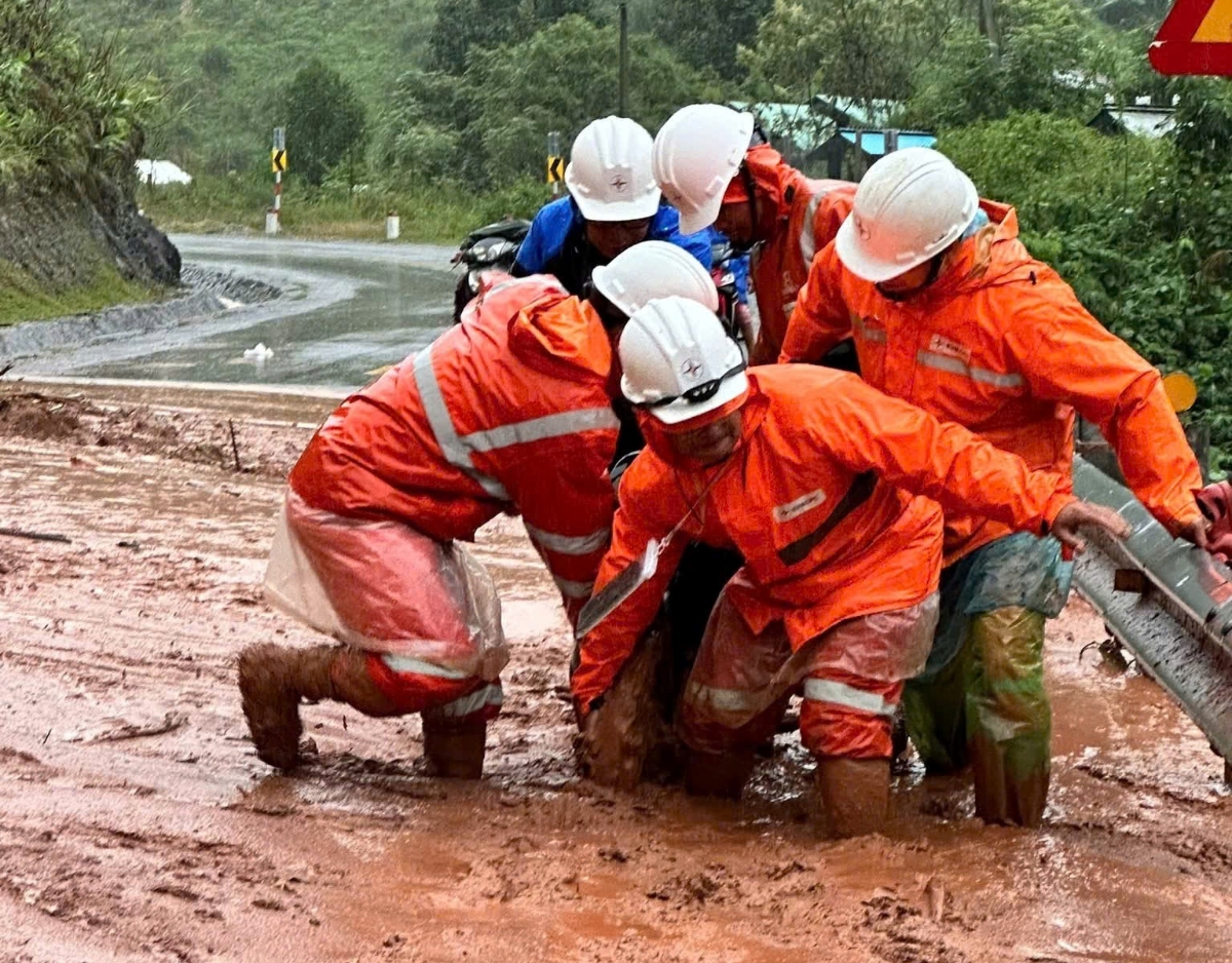 Cán bộ, công nhân Tổng công ty Điện lực miền Trung nỗ lực sửa chữa lưới điện ngay sau khi lũ rút