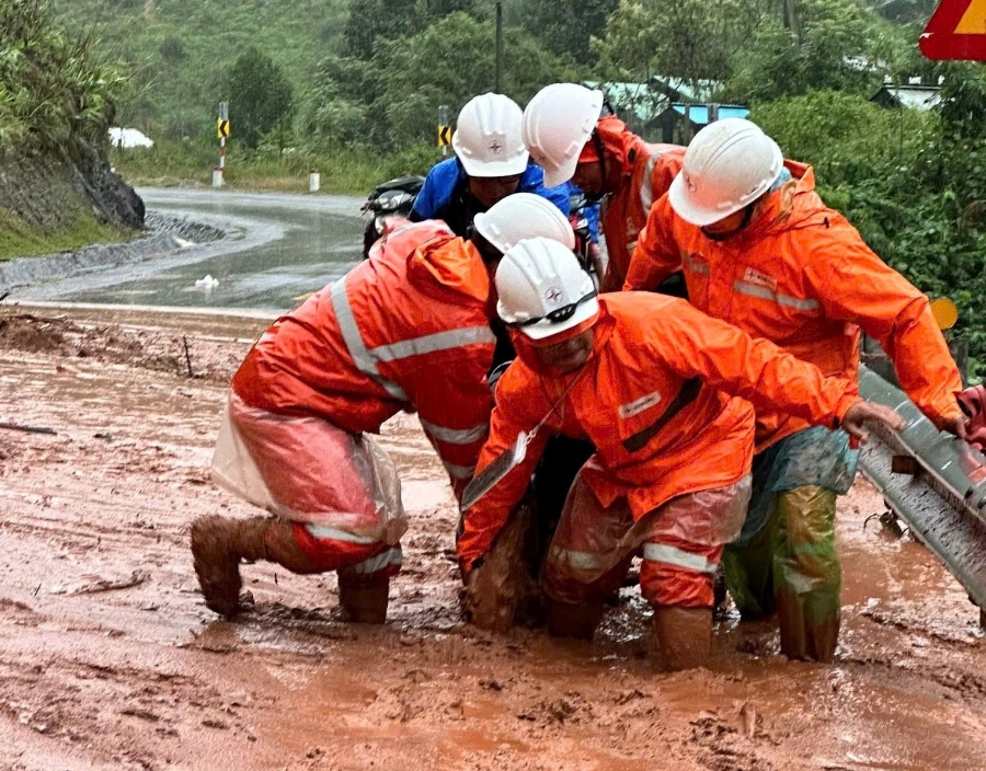 Cán bộ, công nhân Tổng công ty Điện lực miền Trung nỗ lực sửa chữa lưới điện ngay sau khi lũ rút