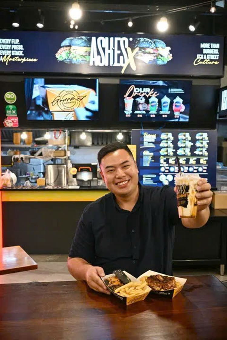 Ông Lee Syafiq Muhammad Ridzuan Lee tại cửa hàng Ashes X Sengkang của mình. (Ảnh: Ariffin Jamar)