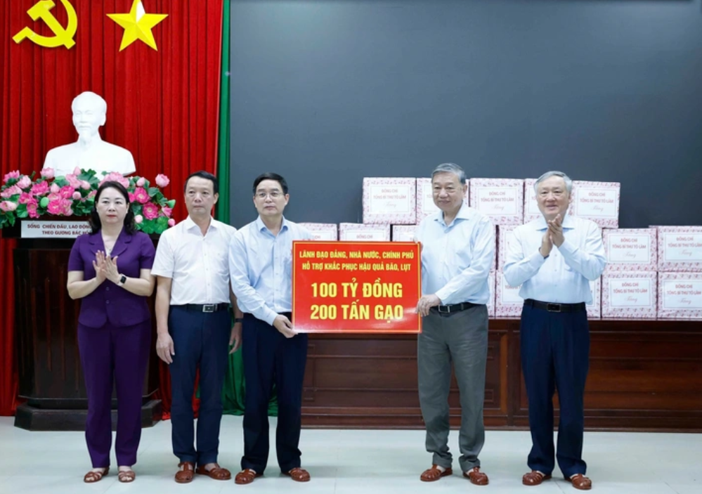 Tổng Bí thư thay mặt Đảng, Nhà nước, Chính phủ trao số tiền hỗ trợ 100 tỉ đồng và 200 tấn gạo cho thành phố Huế.&nbsp;Ảnh: TTXVN