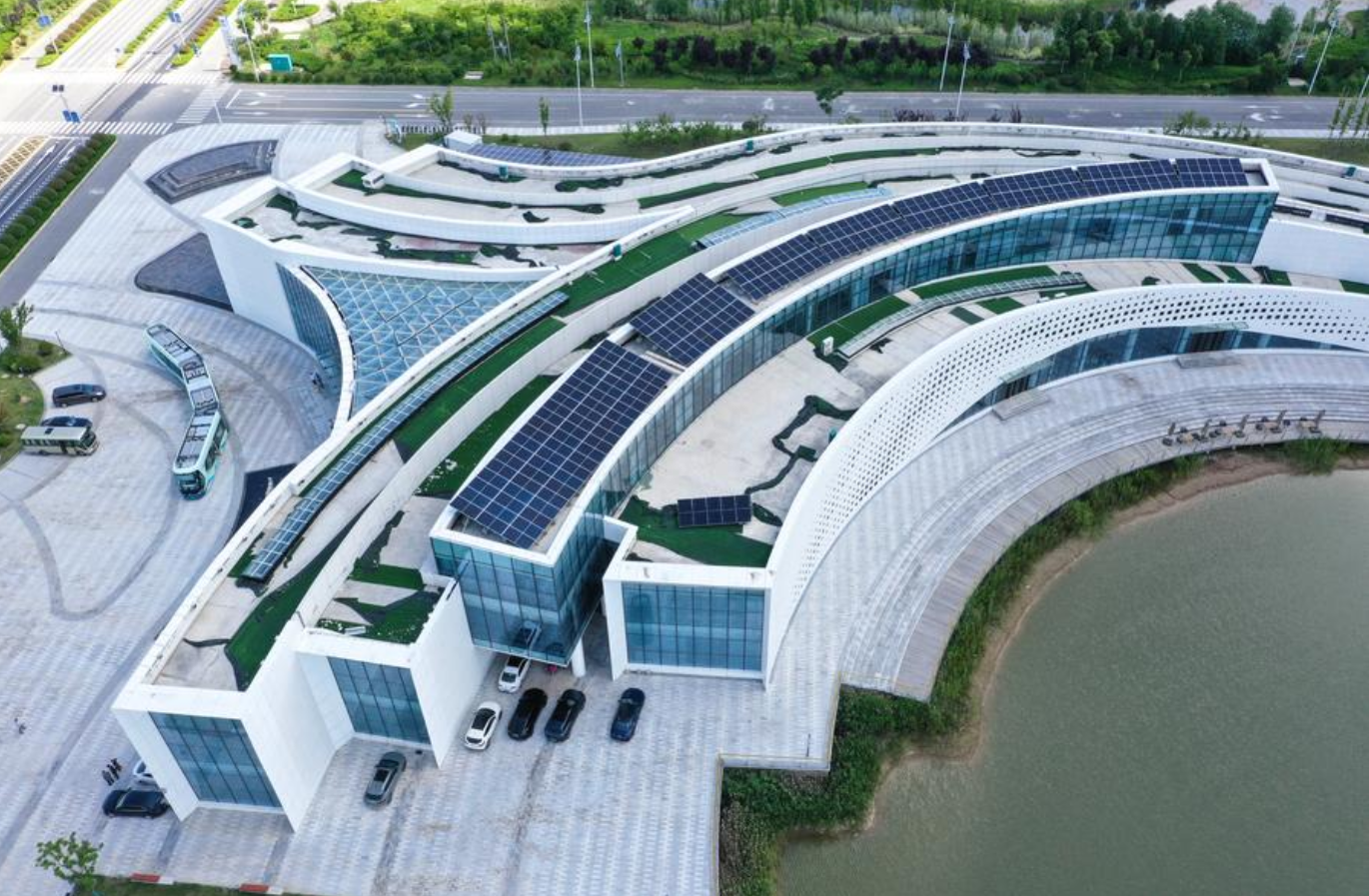 Hệ
thống điện mặt trời quang điện (PV) trên mái một tòa nhà tại huyện Xạ Dương,
thành phố Diêm Thành, tỉnh Giang Tô, miền Đông Trung Quốc. Nguồn: Xinhua News