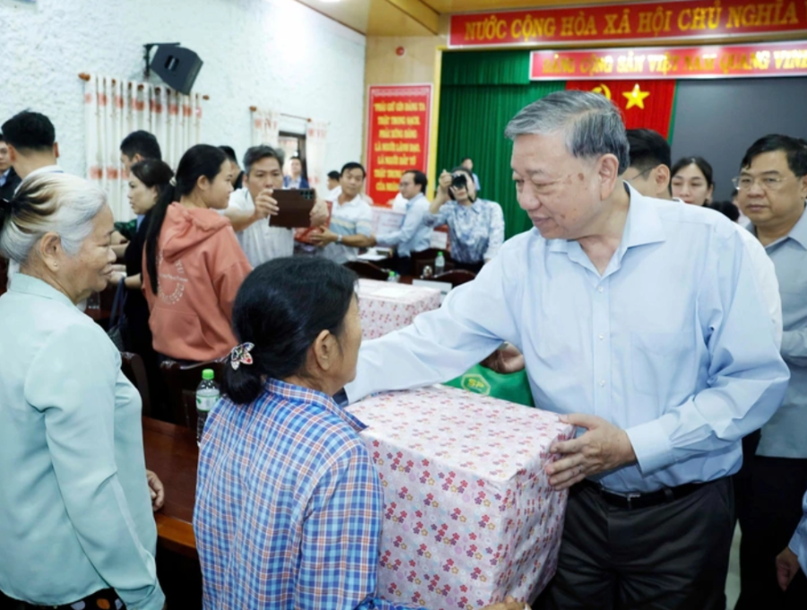 Tổng Bí thư thăm hỏi và tặng quà cho người dân ở thôn Khuông Phò Đông - Ảnh: TTXVN