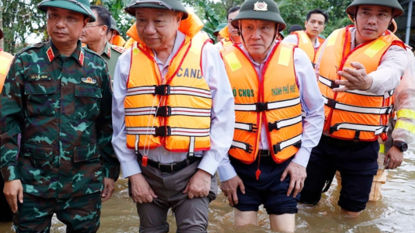 Tổng Bí thư Tô Lâm thăm, động viên người dân vùng lũ thành phố Huế