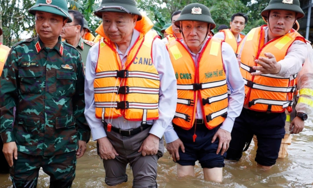 Tổng Bí thư Tô Lâm thăm, động viên người dân vùng lũ thành phố Huế