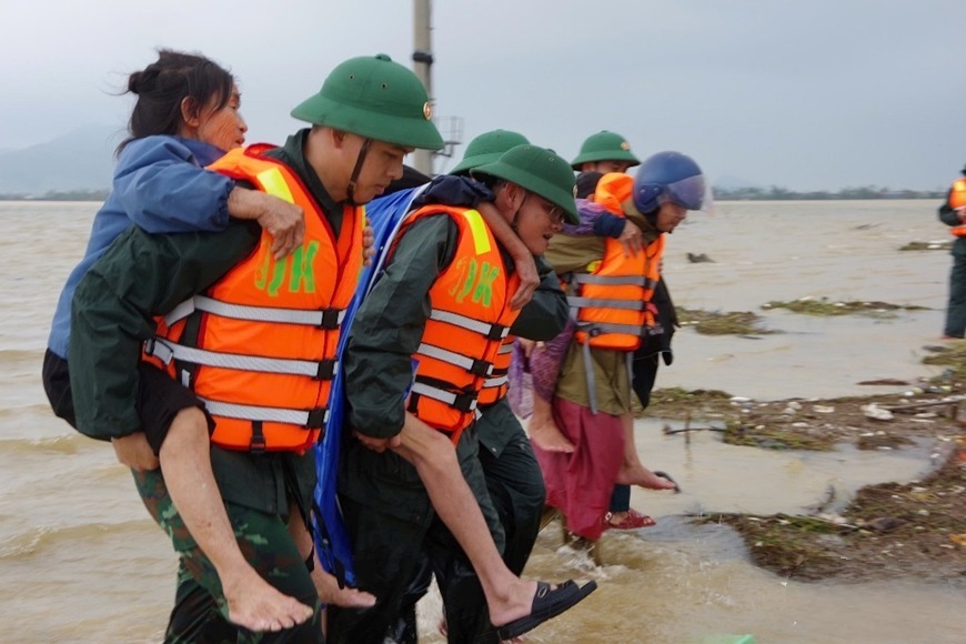  Bộ đội đưa người già đến nơi sơ tán.