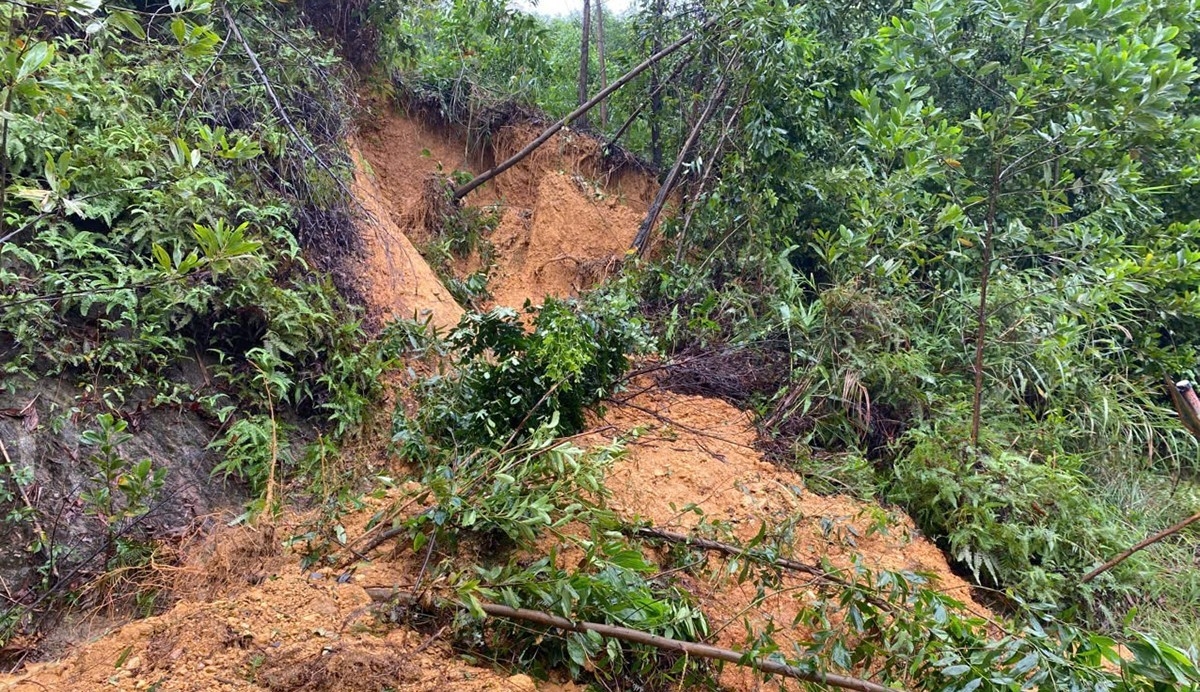 Tuyến đường từ trung tâm xã Phúc Trạch vào xã Hương Liên cũ bị sạt lở nhiều đoạn.