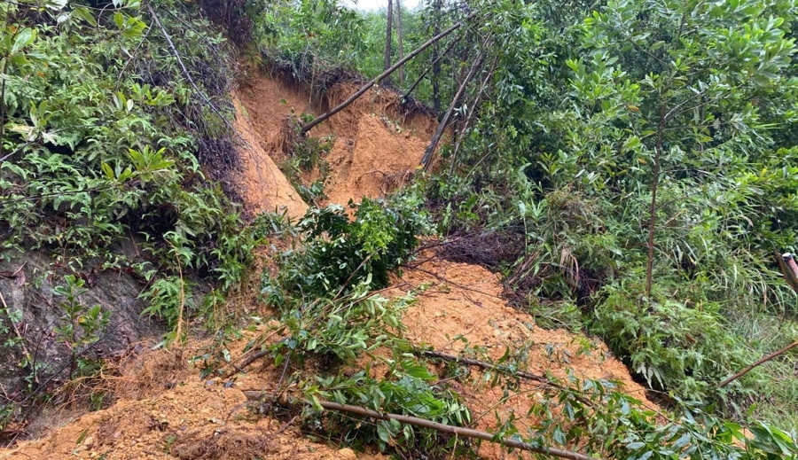 Tuyến đường từ trung tâm xã Phúc Trạch vào xã Hương Liên cũ bị sạt lở nhiều đoạn.