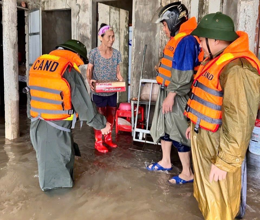 Cùng với công tác sơ tán, cứu hộ dân lực lượng Công an Hà Tĩnh cũng đã dùng thuyền máy tiếp cận đưa nhu yếu phẩm như mì tôm, nước uống và các đồ dùng sinh hoạt khác cho những hộ bị ngập sâu, bị cô lập 