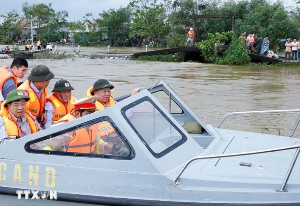 Thôn Khuông Phò Đông, xã Quảng Điền, thành phố Huế là khu vực bị chia cắt do mưa lũ - Ảnh: TTXVN