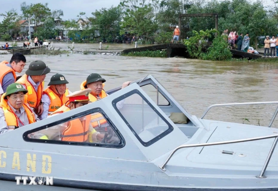Thôn Khuông Phò Đông, xã Quảng Điền, thành phố Huế là khu vực bị chia cắt do mưa lũ - Ảnh: TTXVN