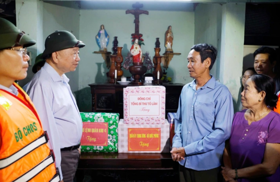 Tổng Bí thư thăm hỏi và tặng quà cho người dân