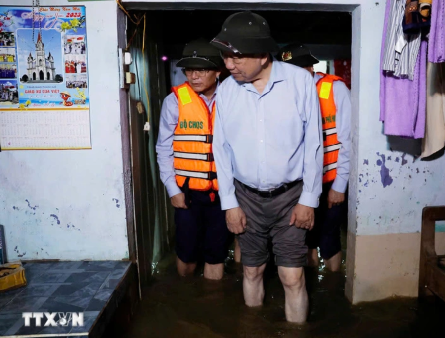 Tổng Bí thư Tô Lâm đến nhà hỏi thăm người dân - Ảnh: TTXVN