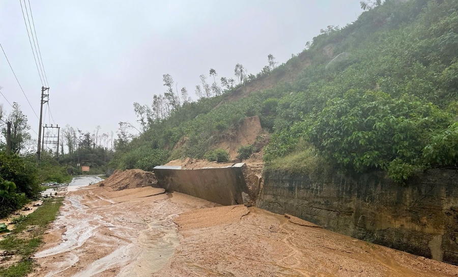 Đặc biệt, tuyến đường tuần tra ven biển qua xã Cẩm Trung xuất hiện nhiều điểm sạt lở nghiêm trọng, khối lượng đất đá lớn, chưa thể khắc phục do mưa vẫn tiếp diễn. Chính quyền địa phương đã cấm đường tạm thời để bảo đảm an toàn cho người và phương tiện.