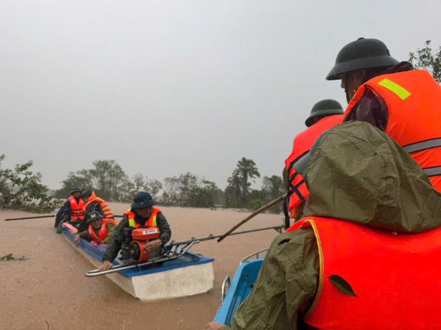 Trong thời tiết mưa lớn, rét lạnh lực lượng chức năng Hà Tĩnh vẫn căng mình di chuyển tiếp cận các khu vực ngập lụt để cứu hộ, cứu nạn và tiếp tế nhu yếu phẩm cho người dân.