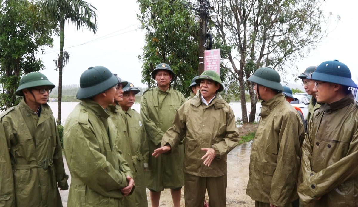 Chủ tịch UBND tỉnh Hà Tĩnh đi kiểm tra tình hình mưa lũ tại xã Cẩm Duệ