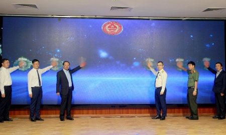 Các đại biểu thực hiện nghi thức phát động chiến dịch tại buổi lễ. Ảnh: Quang An