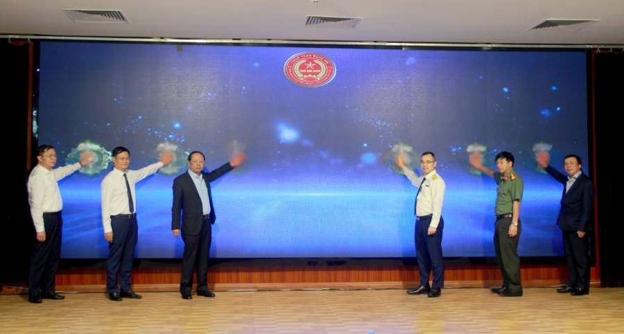 Các đại biểu thực hiện nghi thức phát động chiến dịch tại buổi lễ. Ảnh: Quang An