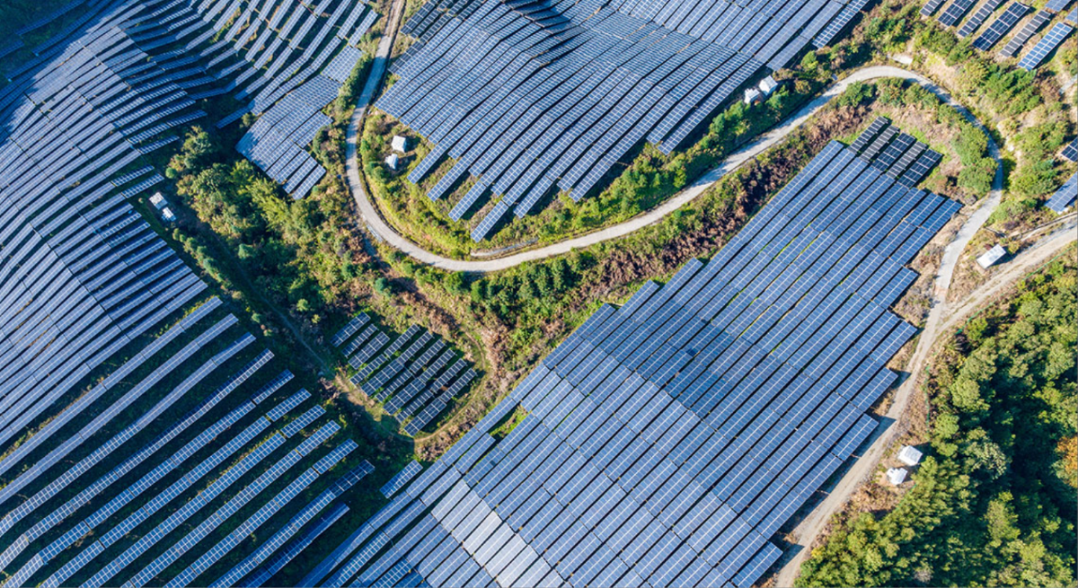 Công nghệ điện mặt trời quang điện (PV) đang nổi lên như một thành phần then chốt trong chiến lược của Trung Quốc nhằm thu hẹp khoảng trống điện năng và đạt được các mục tiêu "carbon kép". Nguồn: AIIB.