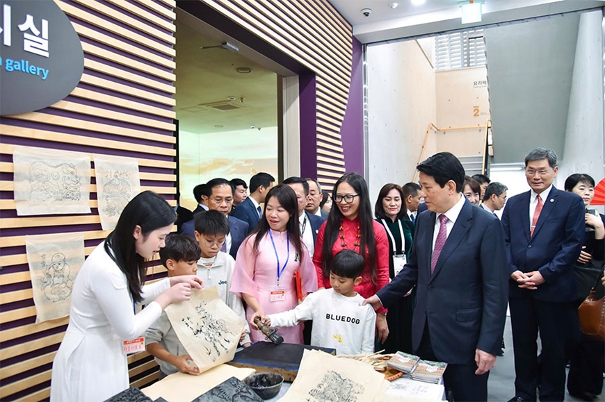 Chủ tịch nước Lương Cường với cộng đồng người Việt Nam tại Đông Nam Hàn Quốc.