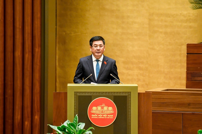 Bộ trưởng Nguyễn Hồng Diên trình Quốc hội Luật Thương mại điện tử.