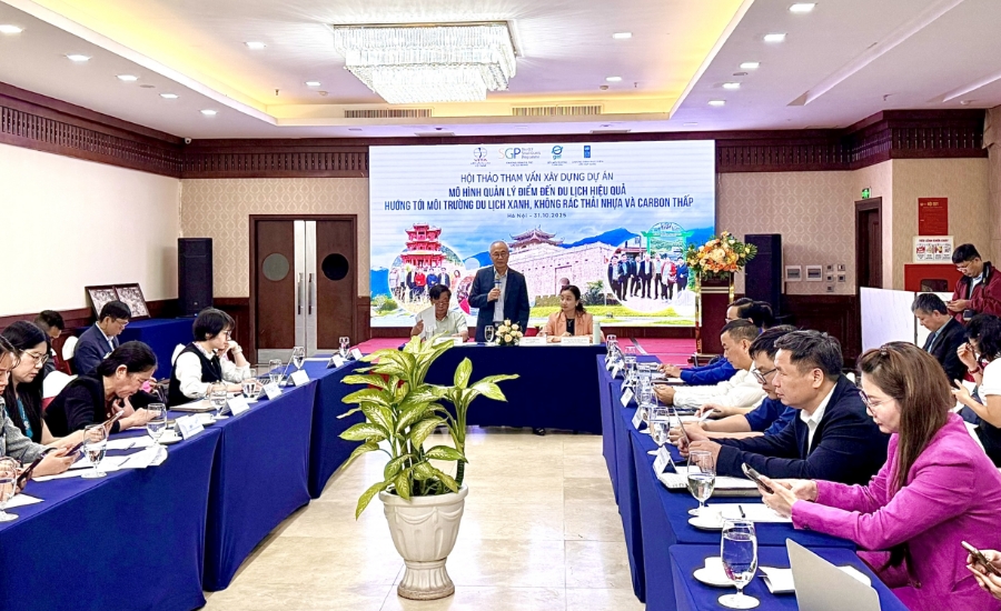 Chủ tịch Hiệp hội Du lịch Việt Nam Vũ Thế Bình phát biểu tại Hội thảo.