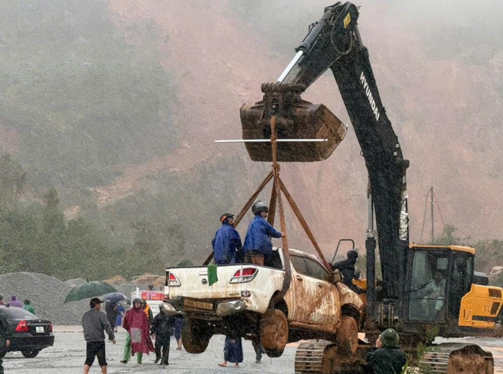 Xe ô tô được cẩu ra khỏi đống đất đá