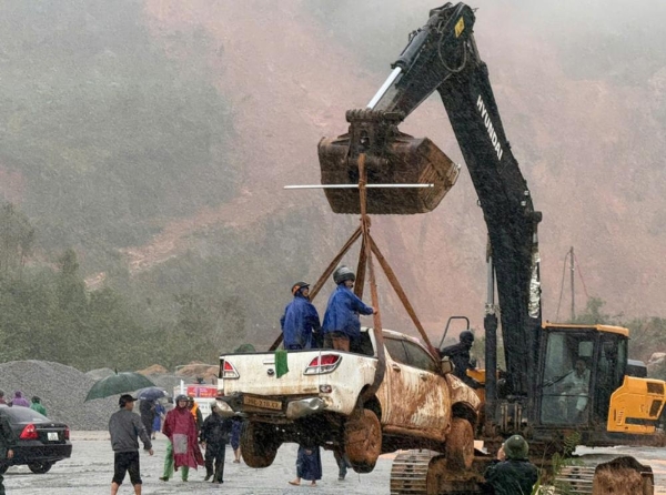 Xe ô tô được cẩu ra khỏi đống đất đá