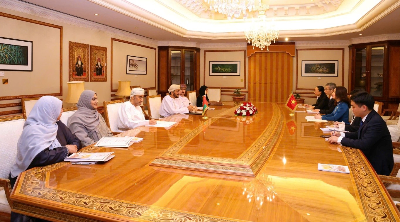 Thứ trưởng Nguyễn Minh Hằng tham vấn chính trị với Thứ trưởng Ngoại giao Khalifa Bin Ali Al Harthy. (Ảnh: Bộ Ngoại Giao).