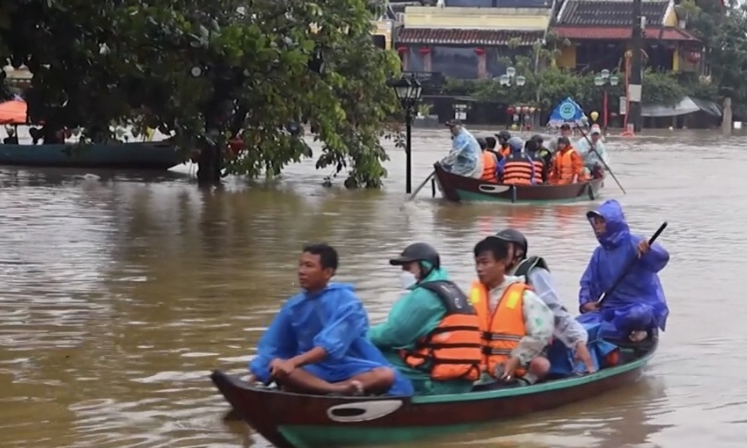 Đường phố Hội An ngập chìm trong lũ.