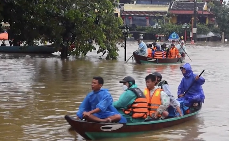 Đường phố Hội An ngập chìm trong lũ.