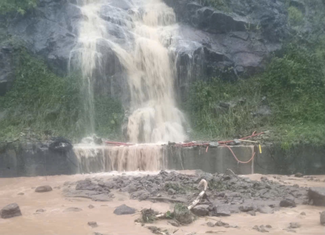 Một tuyến đường ở Đà Nẵng bị sạt lở.