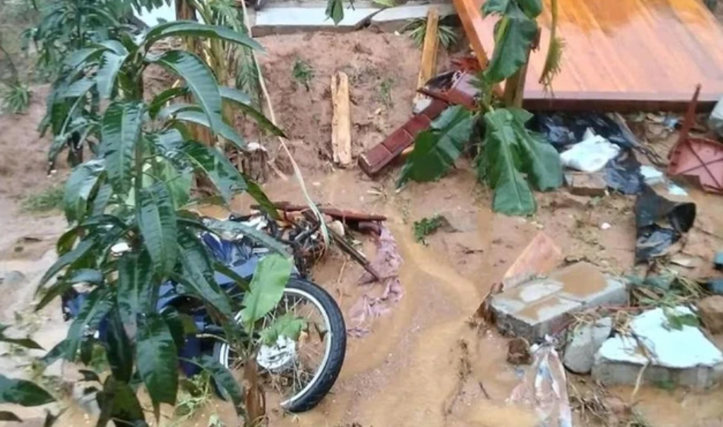 Vụ sạt lở vùi lấp nhiều tài sản, phương tiện của người dân