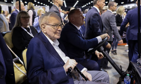 Ông Warren Buffett tại đại hội cổ đông thường niên của Berkshire Hathaway ở Omaha, Nebraska, tháng 5/2025 - Ảnh: Reuters.