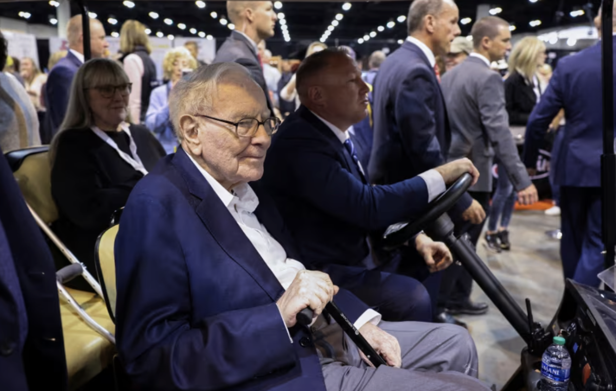 Ông Warren Buffett tại đại hội cổ đông thường niên của Berkshire Hathaway ở Omaha, Nebraska, tháng 5/2025 - Ảnh: Reuters.